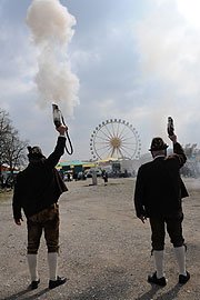 B&ouml;llersch&uuml;tzenzum Auftakt (Foto: Ingrid Grossmann)